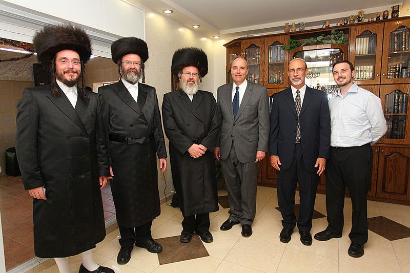 ריקוד עולמי: השגרירים נפגשו בסוכה - צפו בוידאו מרגש