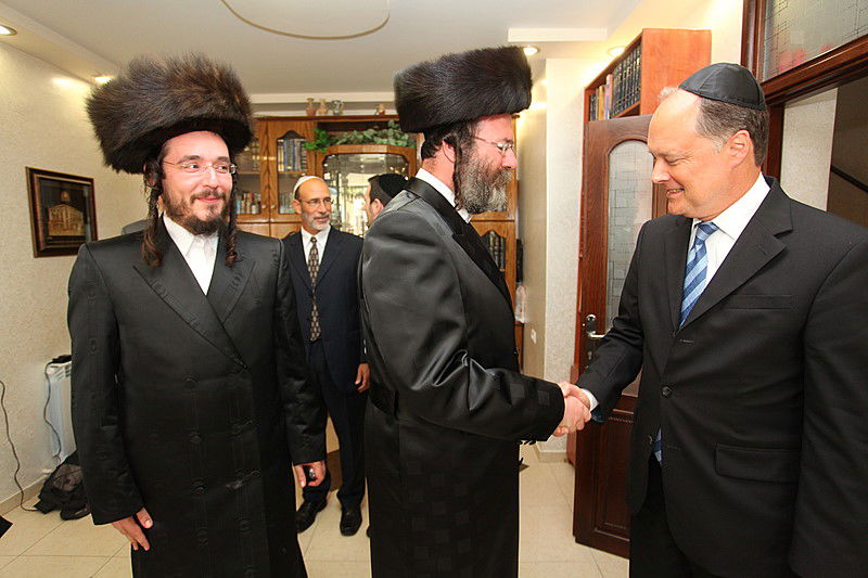 ריקוד עולמי: השגרירים נפגשו בסוכה - צפו בוידאו מרגש