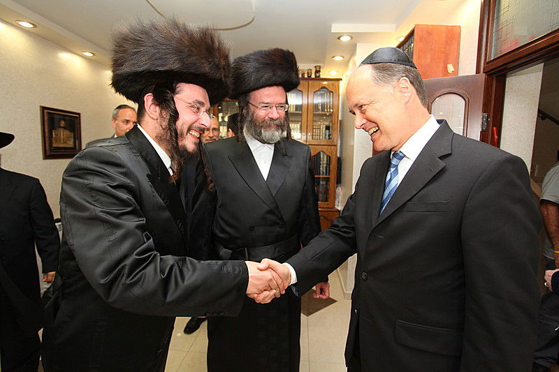 ריקוד עולמי: השגרירים נפגשו בסוכה - צפו בוידאו מרגש