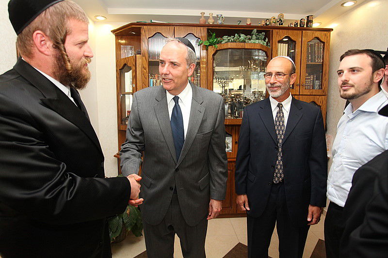 ריקוד עולמי: השגרירים נפגשו בסוכה - צפו בוידאו מרגש