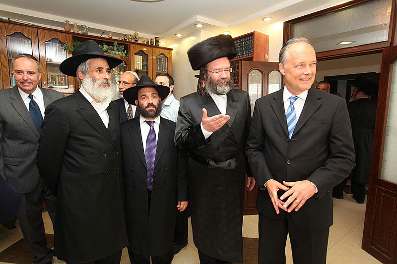 ריקוד עולמי: השגרירים נפגשו בסוכה - צפו בוידאו מרגש