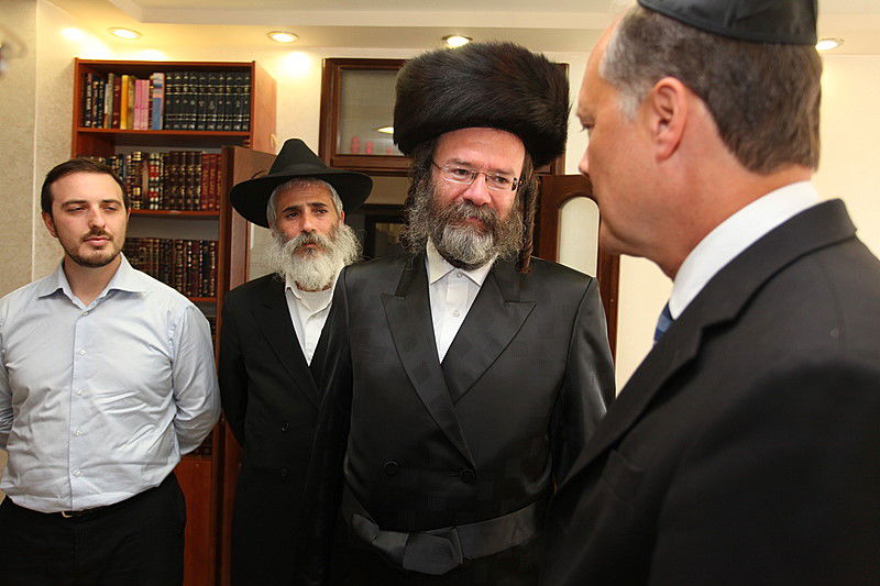 ריקוד עולמי: השגרירים נפגשו בסוכה - צפו בוידאו מרגש