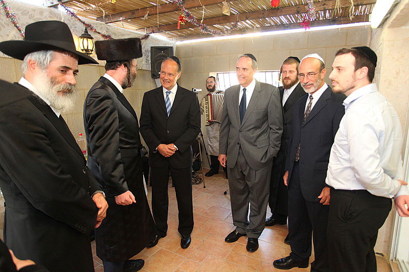 ריקוד עולמי: השגרירים נפגשו בסוכה - צפו בוידאו מרגש