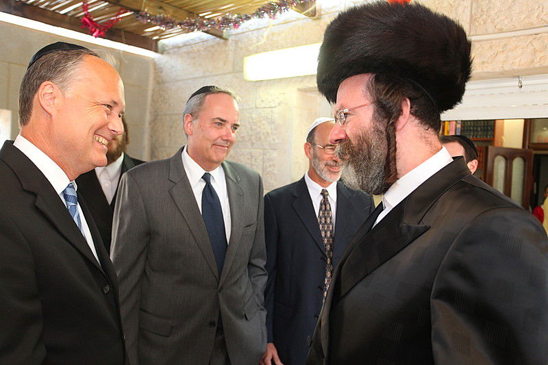 ריקוד עולמי: השגרירים נפגשו בסוכה - צפו בוידאו מרגש