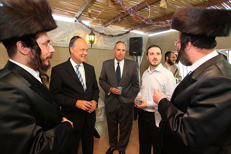 ריקוד עולמי: השגרירים נפגשו בסוכה - צפו בוידאו מרגש