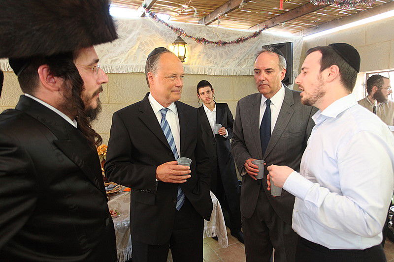 ריקוד עולמי: השגרירים נפגשו בסוכה - צפו בוידאו מרגש