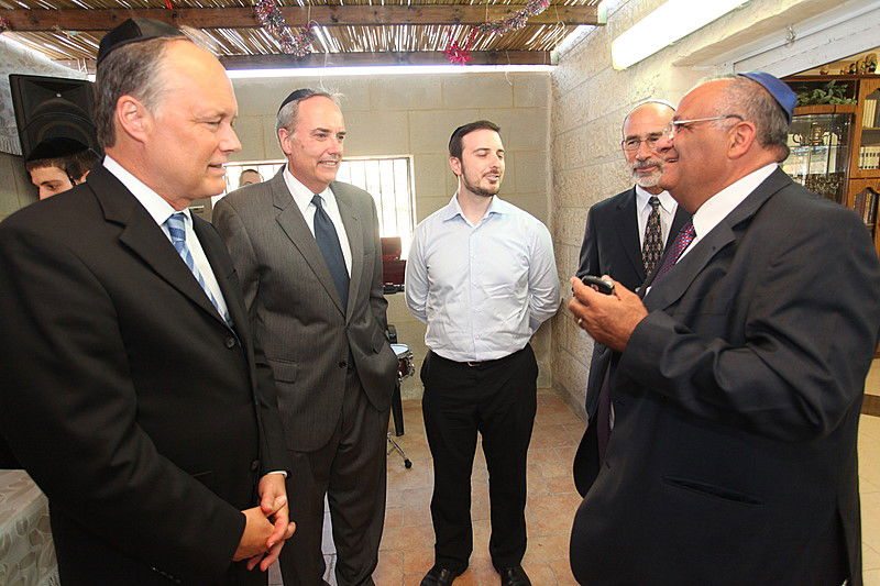 ריקוד עולמי: השגרירים נפגשו בסוכה - צפו בוידאו מרגש