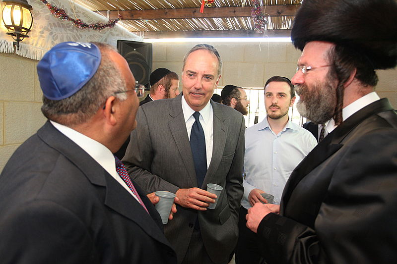 ריקוד עולמי: השגרירים נפגשו בסוכה - צפו בוידאו מרגש