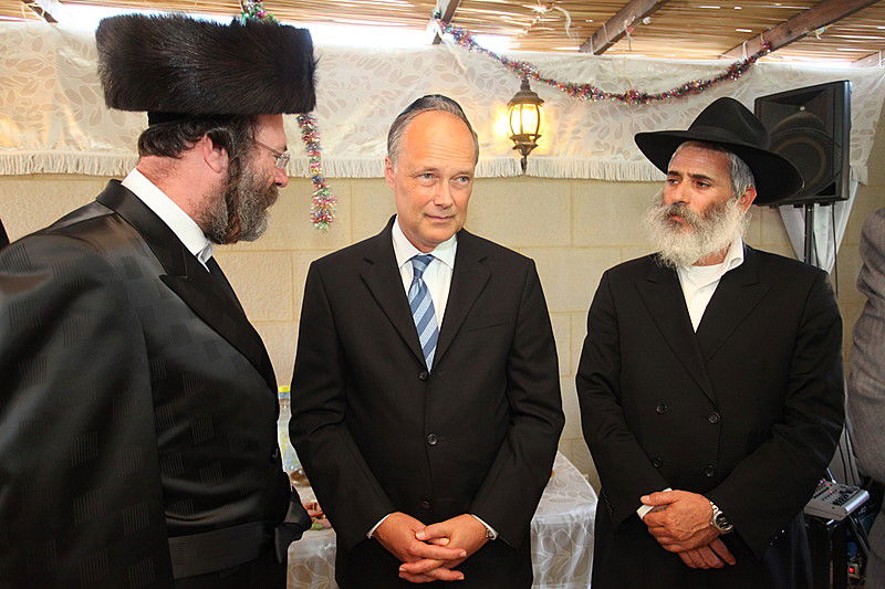 ריקוד עולמי: השגרירים נפגשו בסוכה - צפו בוידאו מרגש