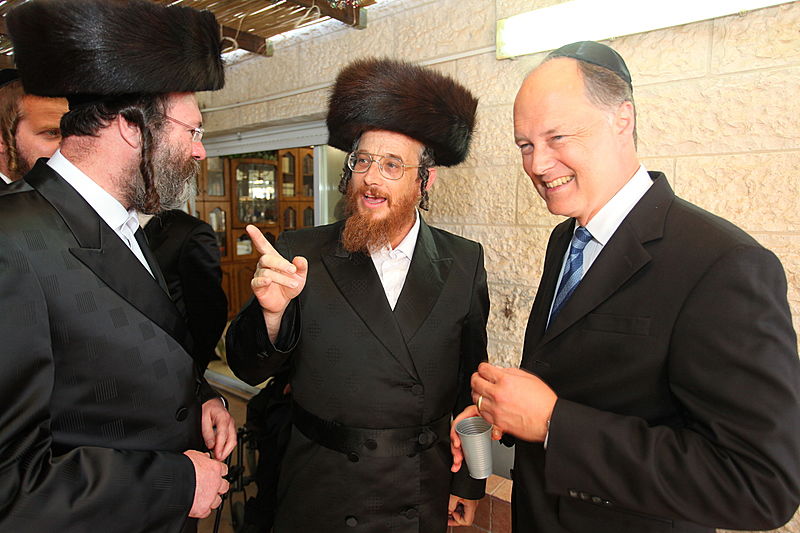 ריקוד עולמי: השגרירים נפגשו בסוכה - צפו בוידאו מרגש