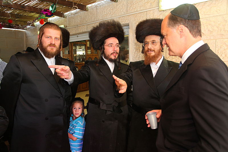 ריקוד עולמי: השגרירים נפגשו בסוכה - צפו בוידאו מרגש