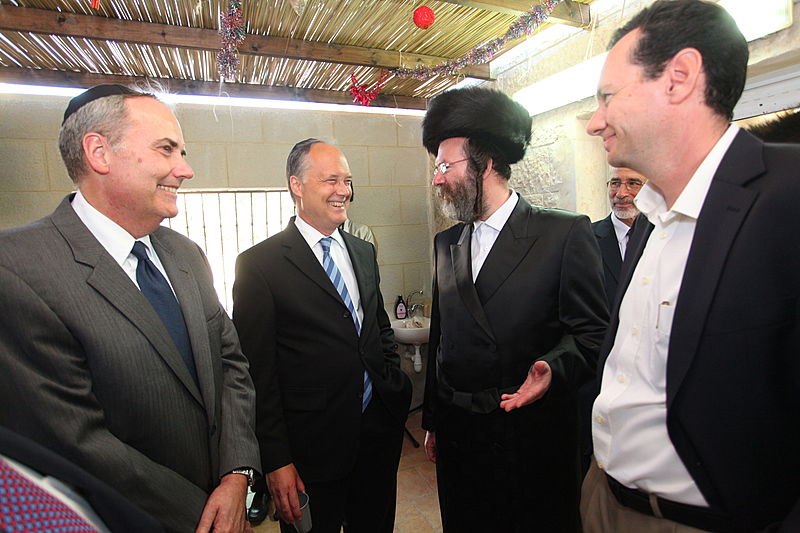 ריקוד עולמי: השגרירים נפגשו בסוכה - צפו בוידאו מרגש