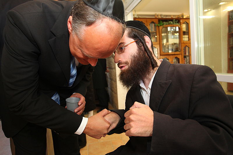 ריקוד עולמי: השגרירים נפגשו בסוכה - צפו בוידאו מרגש