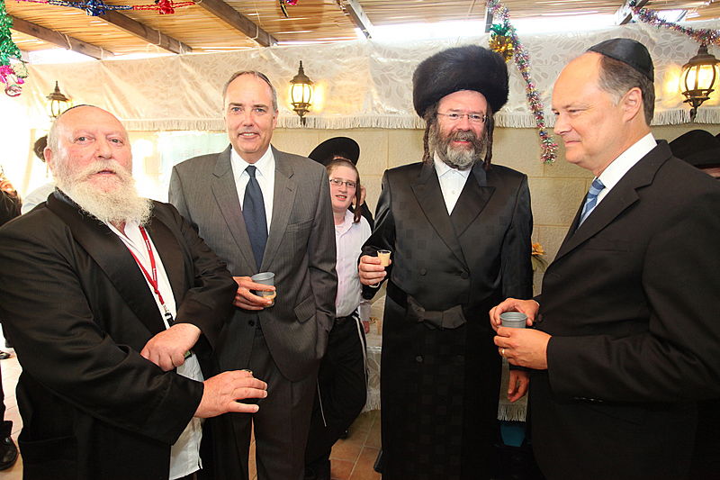 ריקוד עולמי: השגרירים נפגשו בסוכה - צפו בוידאו מרגש