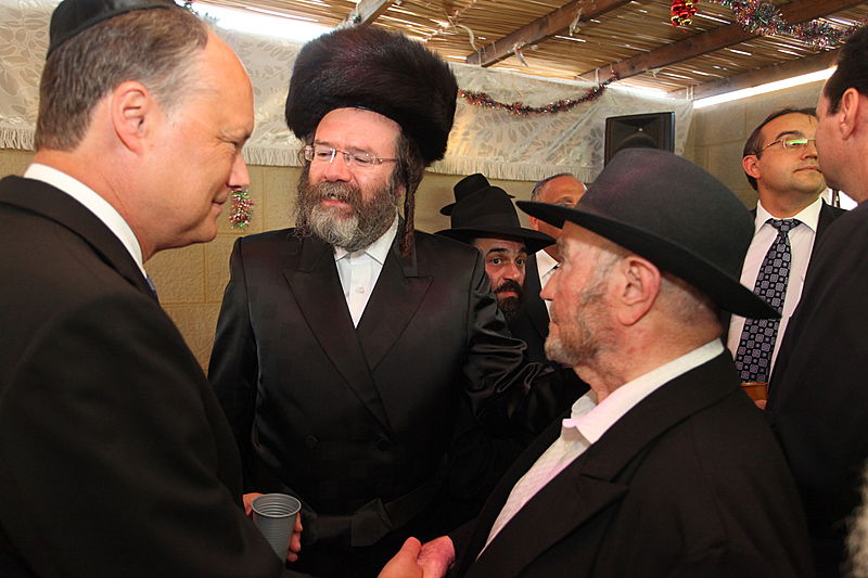 ריקוד עולמי: השגרירים נפגשו בסוכה - צפו בוידאו מרגש