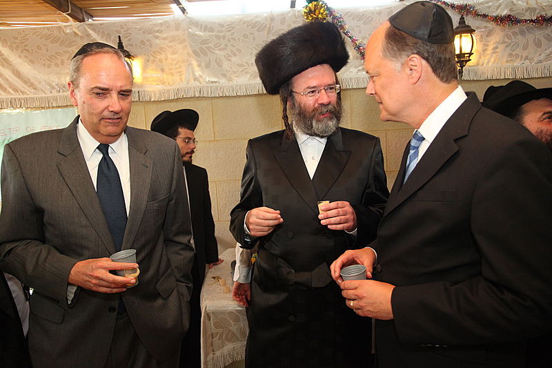 ריקוד עולמי: השגרירים נפגשו בסוכה - צפו בוידאו מרגש