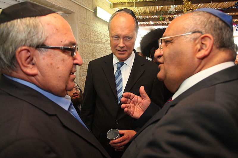 ריקוד עולמי: השגרירים נפגשו בסוכה - צפו בוידאו מרגש