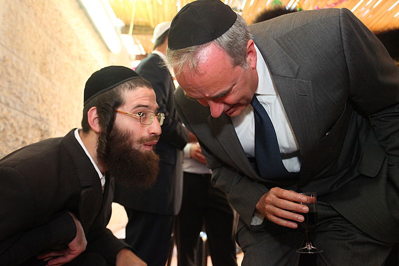 ריקוד עולמי: השגרירים נפגשו בסוכה - צפו בוידאו מרגש