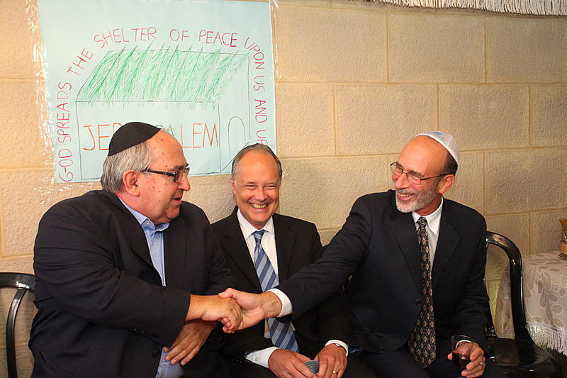 ריקוד עולמי: השגרירים נפגשו בסוכה - צפו בוידאו מרגש