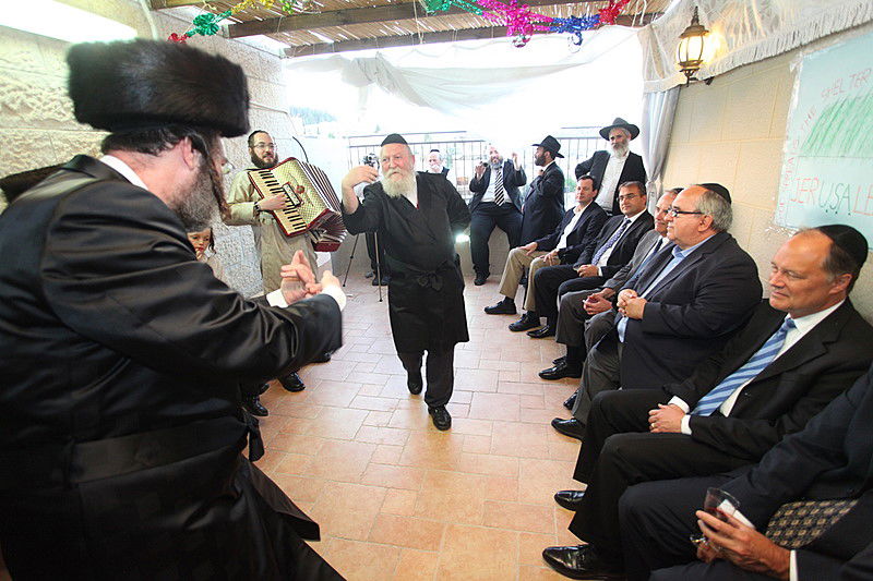 ריקוד עולמי: השגרירים נפגשו בסוכה - צפו בוידאו מרגש