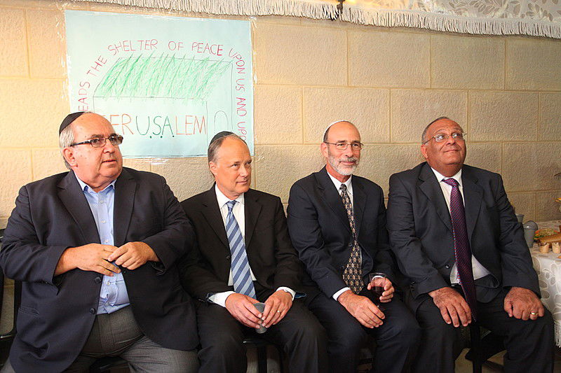 ריקוד עולמי: השגרירים נפגשו בסוכה - צפו בוידאו מרגש