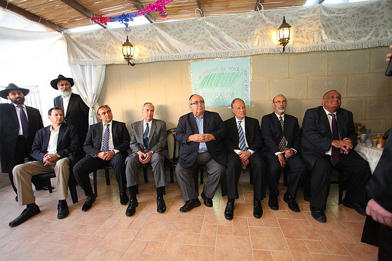 ריקוד עולמי: השגרירים נפגשו בסוכה - צפו בוידאו מרגש