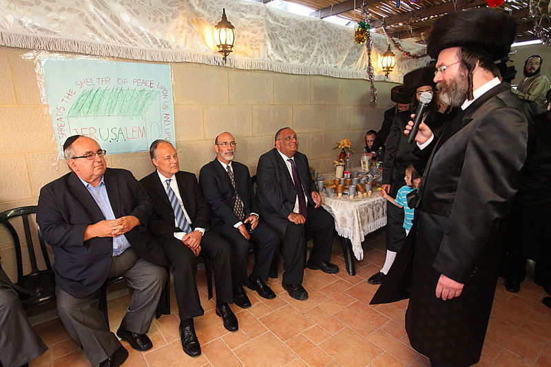 ריקוד עולמי: השגרירים נפגשו בסוכה - צפו בוידאו מרגש