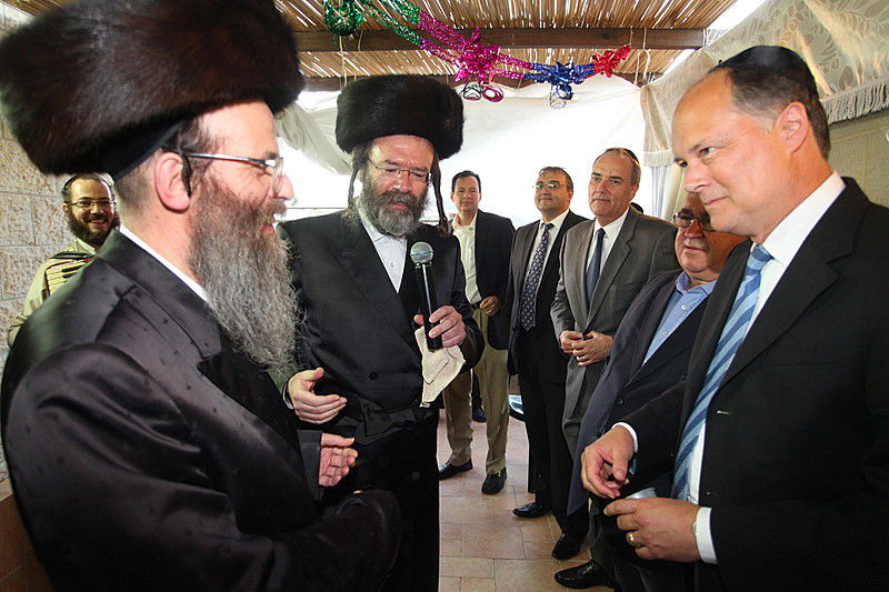 ריקוד עולמי: השגרירים נפגשו בסוכה - צפו בוידאו מרגש