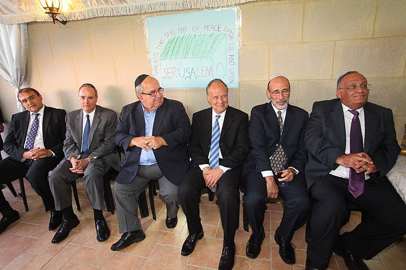 ריקוד עולמי: השגרירים נפגשו בסוכה - צפו בוידאו מרגש