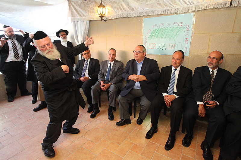 ריקוד עולמי: השגרירים נפגשו בסוכה - צפו בוידאו מרגש