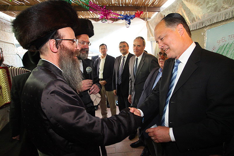 ריקוד עולמי: השגרירים נפגשו בסוכה - צפו בוידאו מרגש