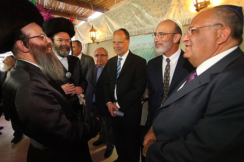 ריקוד עולמי: השגרירים נפגשו בסוכה - צפו בוידאו מרגש