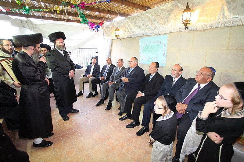 ריקוד עולמי: השגרירים נפגשו בסוכה - צפו בוידאו מרגש