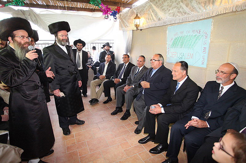 ריקוד עולמי: השגרירים נפגשו בסוכה - צפו בוידאו מרגש