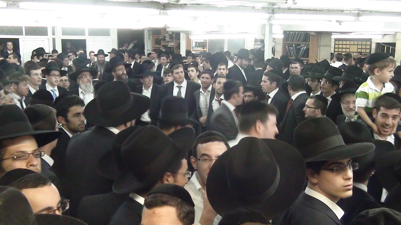 ישיבת 'עטרת' בתפארתה: הקפות שניות עם מאיר אדלר וארהל´ה סמאט