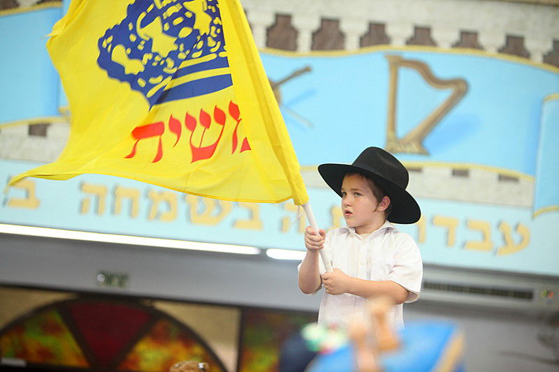 לראות ולא להאמין: חרדים וחילונים רוקדים עם התורה