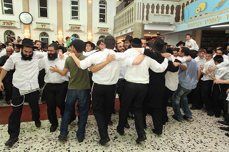 לראות ולא להאמין: חרדים וחילונים רוקדים עם התורה
