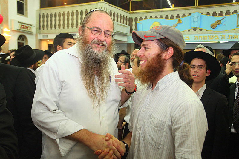 לראות ולא להאמין: חרדים וחילונים רוקדים עם התורה