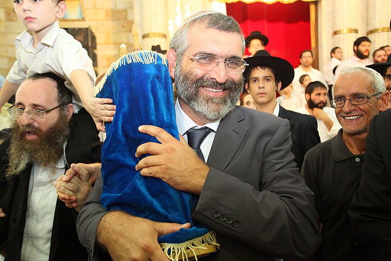 לראות ולא להאמין: חרדים וחילונים רוקדים עם התורה