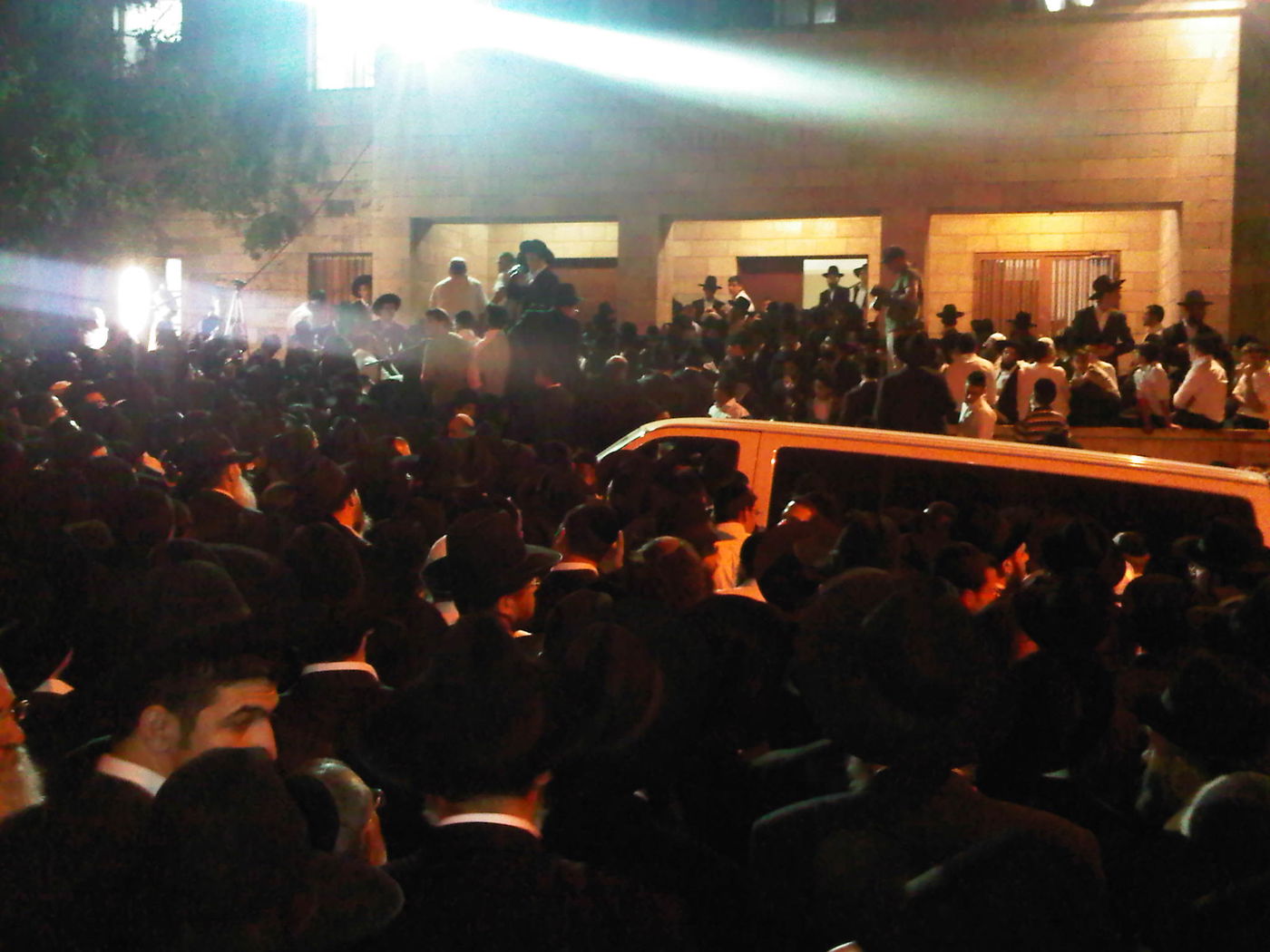 תמונות ראשונות: רבבות בהלווית הרב יהודה מועלם זצ"ל