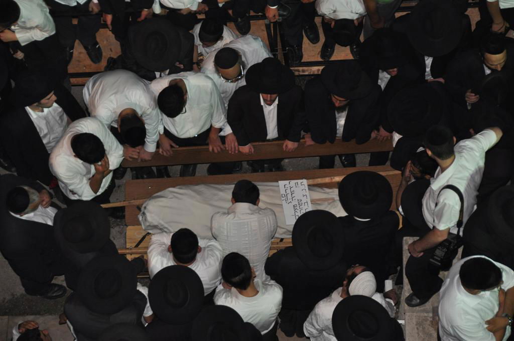 ובית ישראל יבכו: רבבות בהלווית הגר"י מועלם זצ"ל