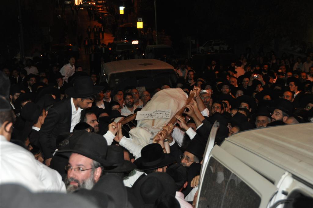 ובית ישראל יבכו: רבבות בהלווית הגר"י מועלם זצ"ל
