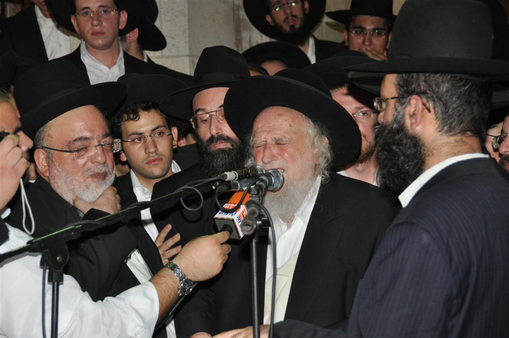 ובית ישראל יבכו: רבבות בהלווית הגר"י מועלם זצ"ל