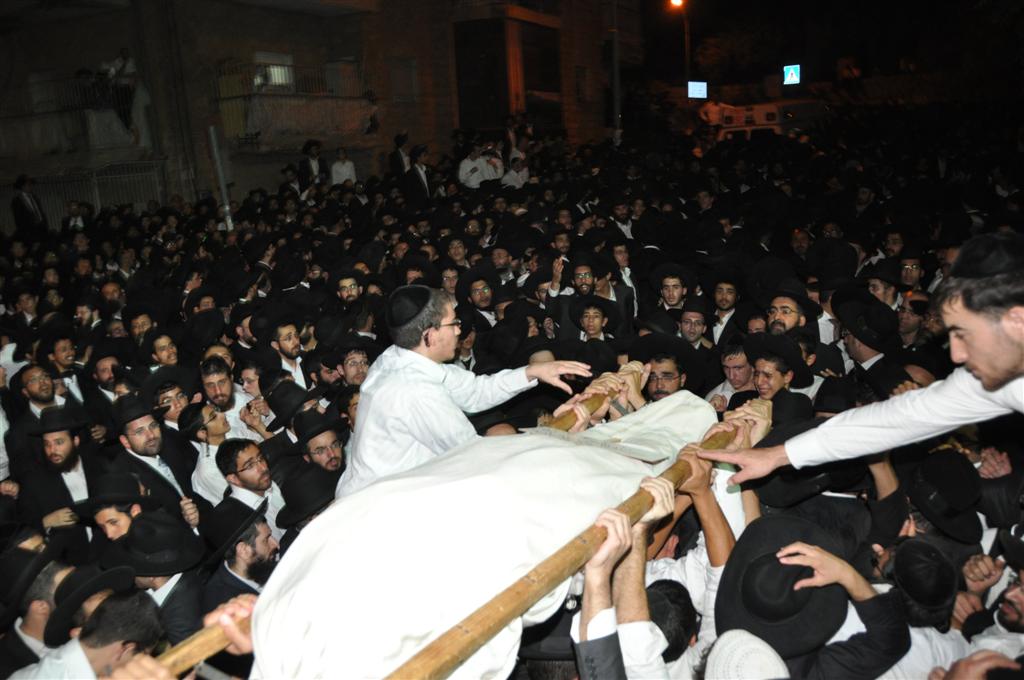 ובית ישראל יבכו: רבבות בהלווית הגר"י מועלם זצ"ל