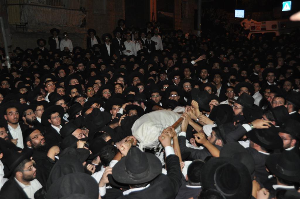 ובית ישראל יבכו: רבבות בהלווית הגר"י מועלם זצ"ל