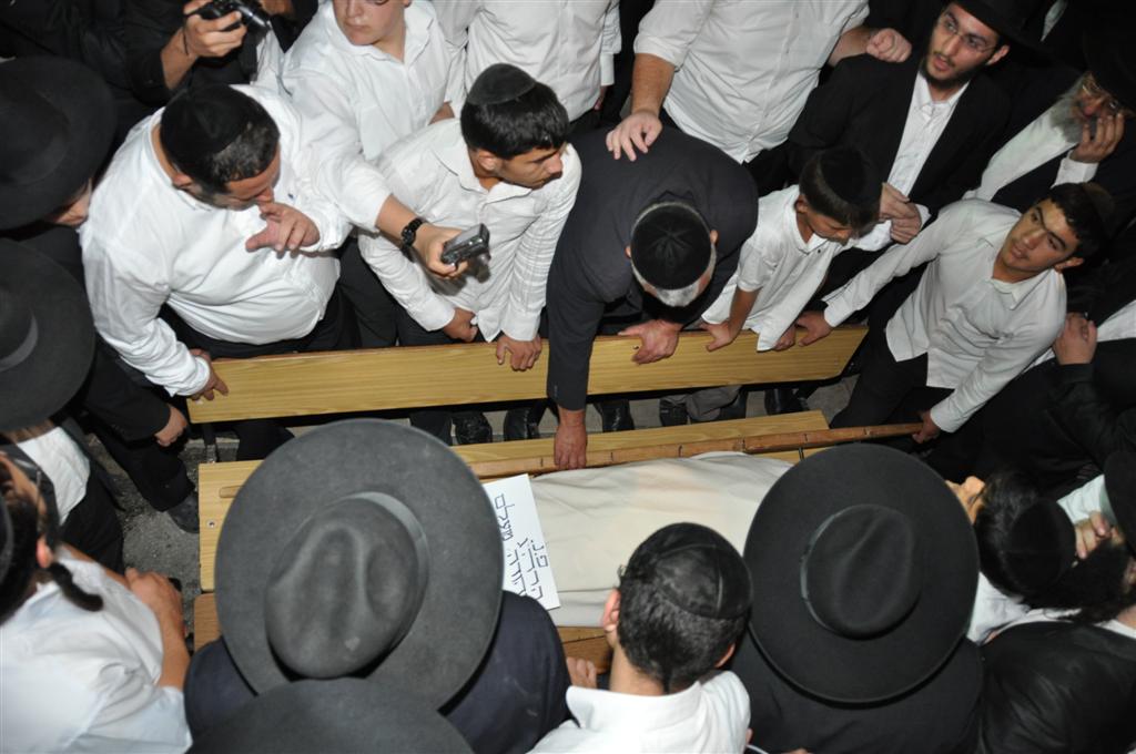 ובית ישראל יבכו: רבבות בהלווית הגר"י מועלם זצ"ל