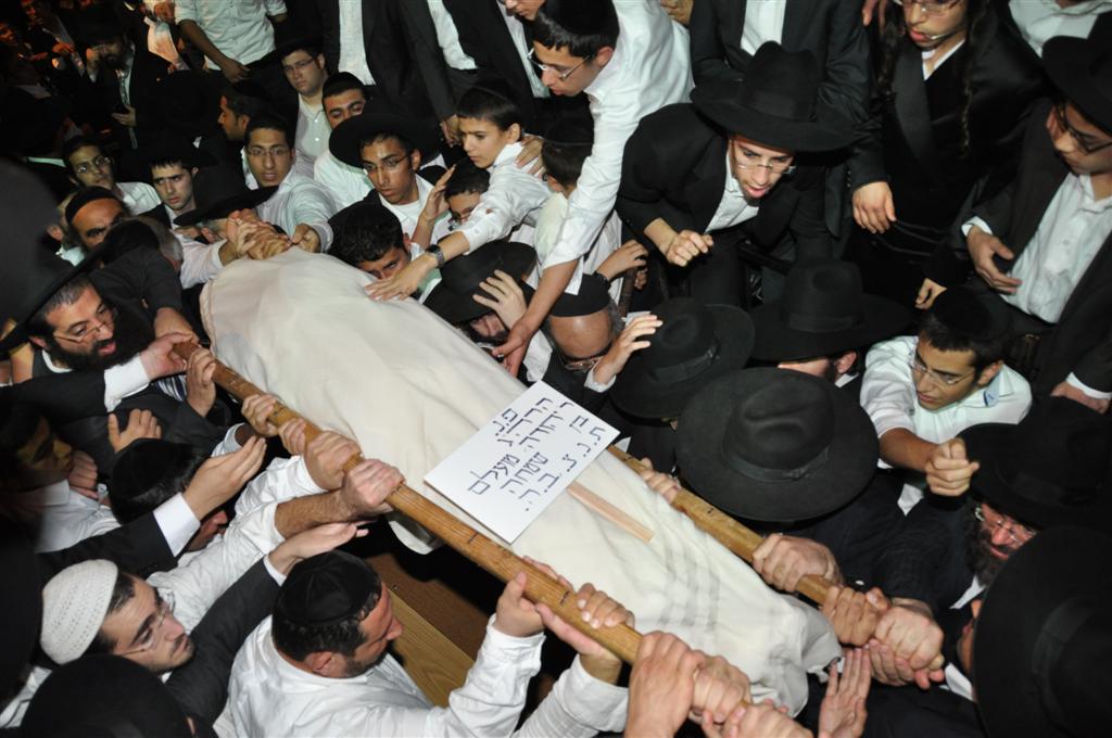 ובית ישראל יבכו: רבבות בהלווית הגר"י מועלם זצ"ל