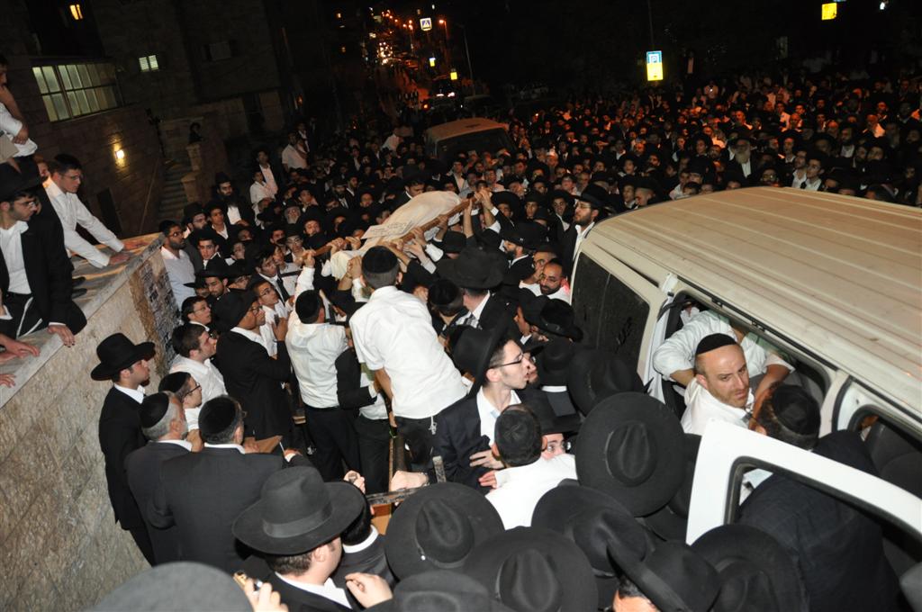 ובית ישראל יבכו: רבבות בהלווית הגר"י מועלם זצ"ל