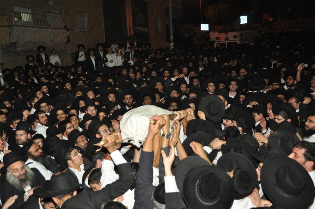 ובית ישראל יבכו: רבבות בהלווית הגר"י מועלם זצ"ל