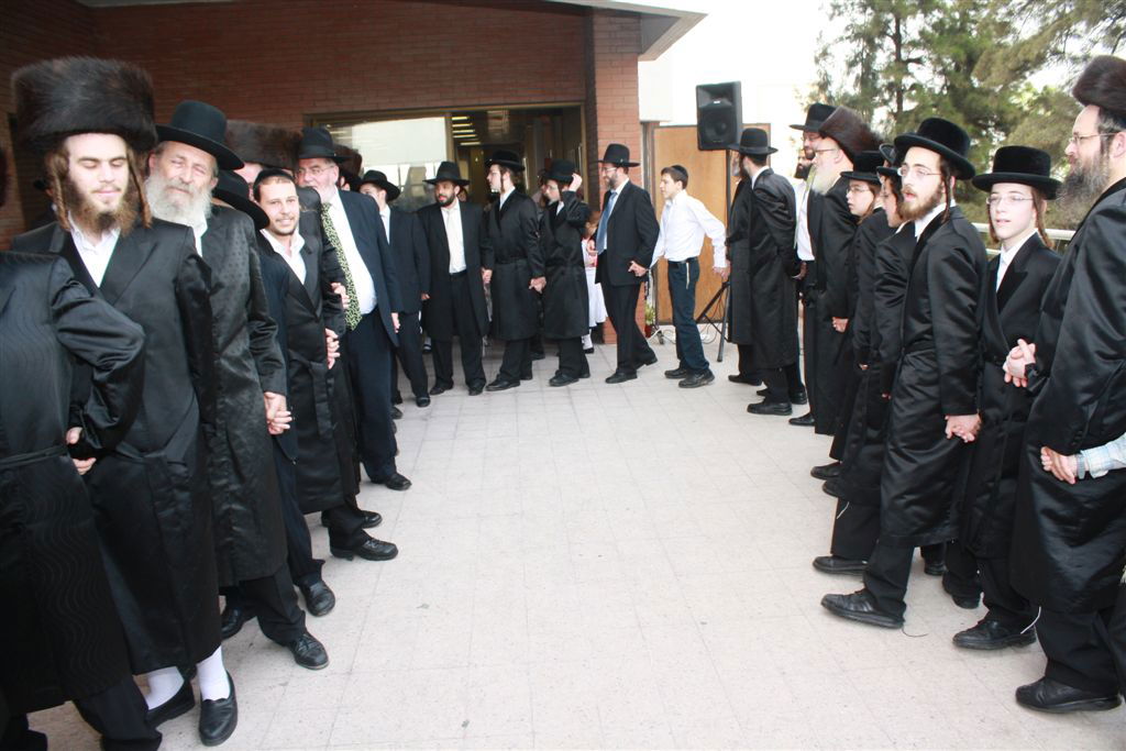 מעיינות של שמחה: ריקודים ב"מעייני הישועה"